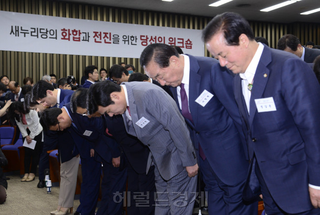 새누리당 20대 국회 당선자 워크숍이 26일 오전 서울 여의도 국회에서 열린 가운데 원유철 대표권한 대행(오른쪽 세번째), 서청원 의원(오른쪽 두번째) 등을 비롯한 당선자들이 총선 참패를 반성하며 국민에게 사죄 인사를 하고 있다.  박해묵 기자/mook@