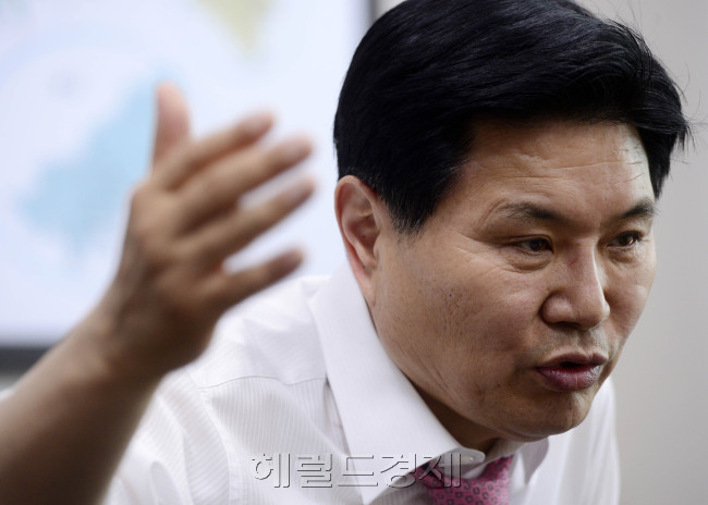 홍문종 새누리당 의원이 26일 오후 서울 여의도 국회 의원회관에서 본지와 인터뷰를 가지고 있다. 박해묵 기자/mook@heraldcorp.com