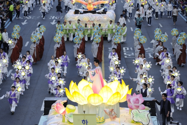 Lotus lantern parade features children and Seonnyeo, Taoist fairy, standing in the middle of a giant lotus. (Yeon Deung Hoe Preservation Committee)
