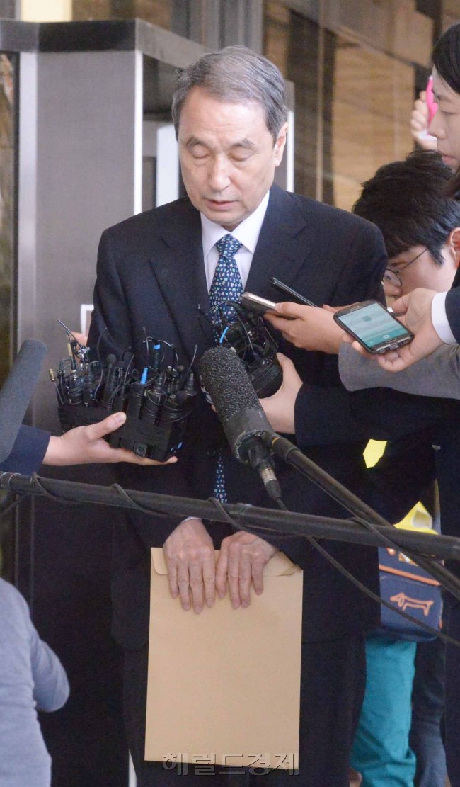 검찰이 신현우 전 옥시레킷벤키저 대표에 대해 구속영장 청구를 검토 중이다. 26일 검찰에 소환된 신 전 대표는 조사에 앞서 유해성 검증을 제대로 했냐는 취재진의 질문에 즉답을 피했다. 사진=정희조 기자/checho@heraldcorp.com