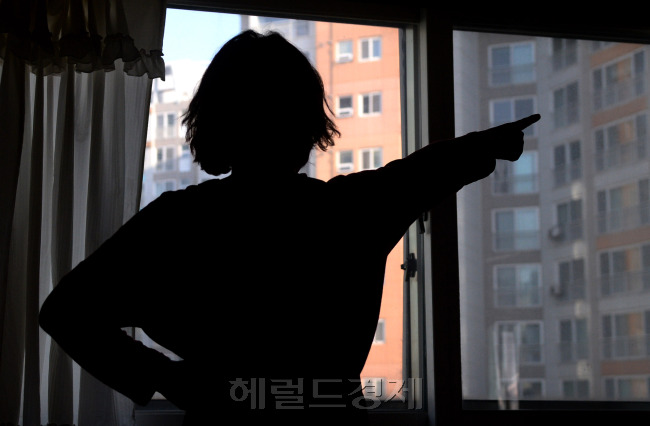 욱! 하고 화를 내는 중년여성이 늘고 있다. 소외감과 상대적 박탈감이 분노의 표출로 이어지는 것이다. 그냥 이유없이 화가 나고, 이유없이 싫어지는 일이 잦다고 상담을 하러 온 중년여성들은 공통적으로 말한다. 정체성을 찾을 수 있는 가정과 사회의 배려가 필요해 보인다.    박현구 기자/phko@heraldcorp.com