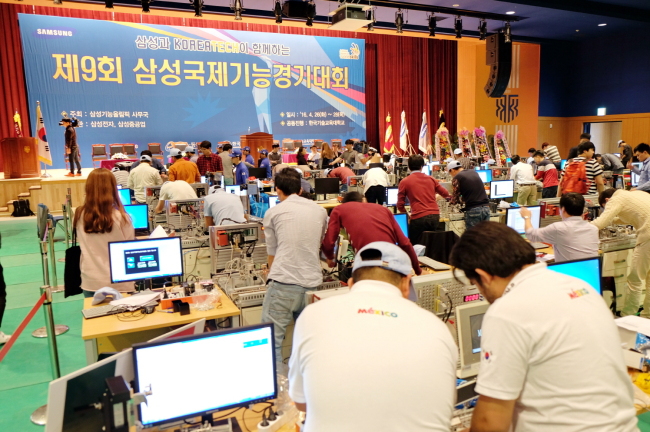 제9회 삼성국제기능경기대회 참가자들이 갈고닦은 기술을 선보이고 있다. 오른쪽 사진은 행사를 참관하고 있는 참석자들.