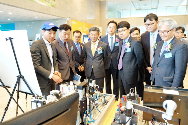 제9회 삼성국제기능경기대회 참가자들이 갈고닦은 기술을 선보이고 있다. 오른쪽 사진은 행사를 참관하고 있는 참석자들.