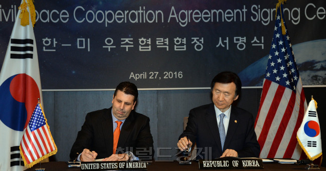 윤병세(오른쪽) 외교부 장관과 마크 리퍼트 주한 미국대사가 27일 오전 서울 소공동 플라자호텔에서 열린 '한-미 우주협력협정 서명식'에서 협정서에 서명을 하고 있다. 안훈 기자 rosedale@heraldcorp.com