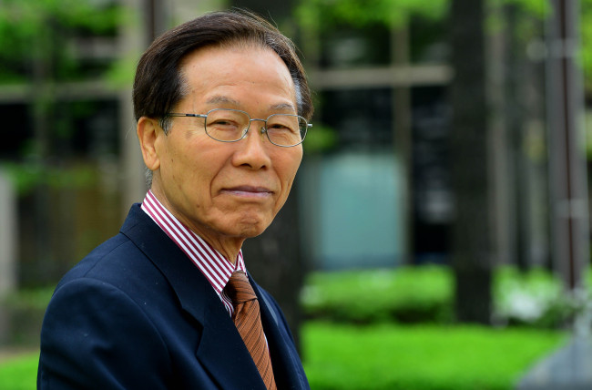 Paul Shin, former AP reporter and author of “How to Write an English News Article,” sits at a park in Gwanghwamun, Seoul on April 25. (Yoon Byung-chan/The Korea Herald)