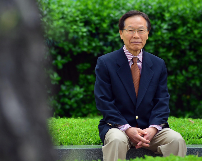 Paul Shin, former AP reporter and author of “How to Write an English News Article,” sits at a park in Gwanghwamun, Seoul on April 25. (Yoon Byung-chan/The Korea Herald)