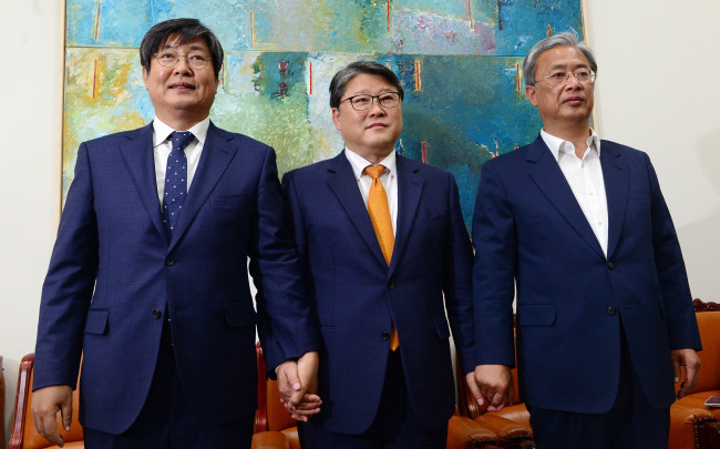 27일 서울 여의도 국회에서 3당 원내수석부대표(왼쪽부터 이춘석 더민주당 원내수석부대표, 조원진 새누리당  원내수석부대표, 유성엽 국민의당 원내수석부대표)들이 회동을 가지고 있다. 박해묵 기자/mook@heraldcorp.com
27일 서울 여의도 국회에서 3당 원내수석부대표(왼쪽부터 이춘석 더민주당 원내수석부대표, 조원진 새누리당  원내수석부대표, 유성엽 국민의당 원내수석부대표)들이 회동을 가지고 있다. 박해묵 기자/mook@heraldcorp.com