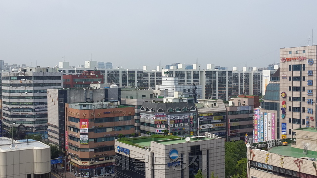 강남순환도시고속도로 개통을 앞두고 광명역세권 부동산 시장이 들썩이고 있다. 도심과 거리가 있지만 경기도 서부 교통요충지로 발돋움하면서 문의도 잇따르고 있다. 사진은 광명시 도심.