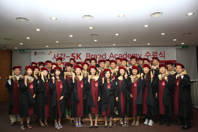 지난해 ‘서강-SK 브랜드 아카데미’ 교육과정을 수강한 SK-협력업체 직원들과 대학생들이 수료식에서 파이팅을 외치고 있다.
