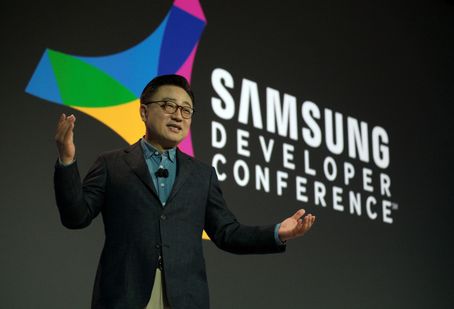 고동진 삼성전자 사장이 ‘삼성 개발자 콘퍼런스 2016’에서 미래비전을 제시하고 있다.