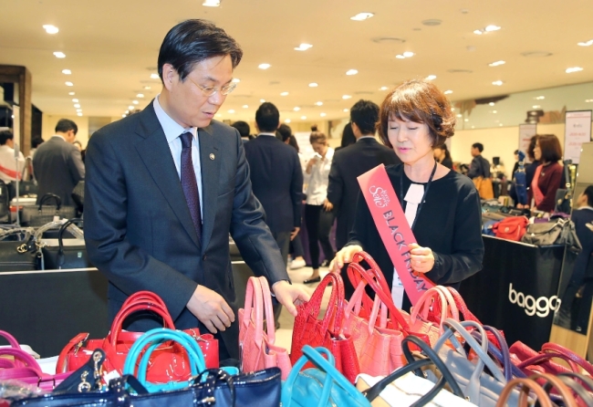 지난해 코리아 블랙프라이데이 행사 때 매장을 찾은 이관섭 산업통상자원부 1차관이 제품의 품질을 살펴보고 있다.  [사진=산업통상자원부]