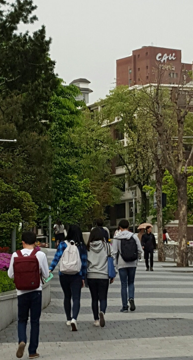 학생들이 시험기간을 맞아 이른 시간부터 등교하고 있다. 올해 초부터 중앙대의 캠퍼스 통합으로 경기도 안성캠퍼스 학생 1000여명이 서울 흑석동 캠퍼스로 자리를 옮겼다.