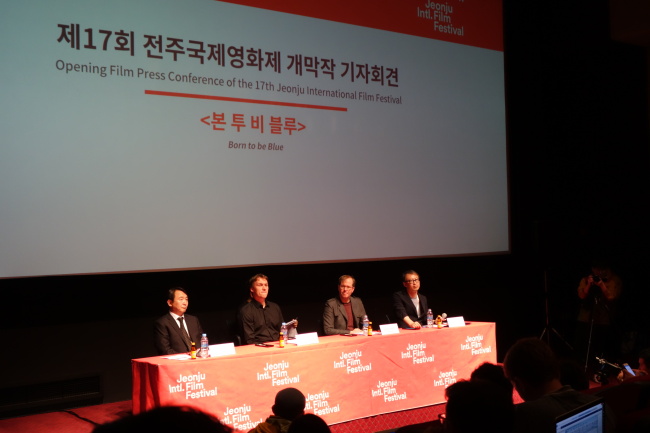 From left: festival executive director Lee Choong-jik, director Robert Brudeau and jazz pianist David Braid speak after a press screening of “Born to be Blue” at the Jeonju Cine Complex Thursday. (Rumy Doo/The Korea Herald)