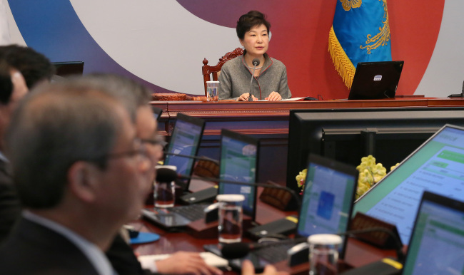 President Park Geun-hye presides over a Cabinet meeting at Cheong Wa Dae on Thursday. Yonhap