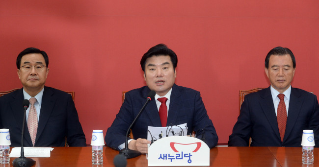 29일 오전 서울 여의도 국회에서 열린 새누리당 원내대책회의에서 원유철 대표권한 대행 겸 원내대표가 모두발언을 하고 있다./ 안훈 기자 rosedale@heraldcorp.com 2016.04.29
29일 오전 서울 여의도 국회에서 열린 새누리당 원내대책회의에서 원유철 대표권한 대행 겸 원내대표가 모두발언을 하고 있다./ 안훈 기자 rosedale@heraldcorp.com 2016.04.29