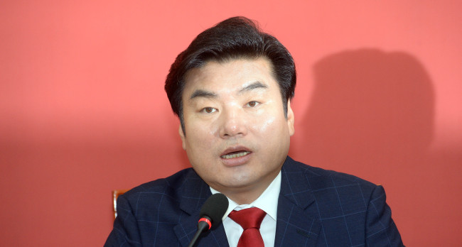29일 오전 서울 여의도 국회에서 열린 새누리당 원내대책회의에서 원유철 대표권한 대행 겸 원내대표가 모두발언을 하고 있다./ 안훈 기자 rosedale@heraldcorp.com 2016.04.29
29일 오전 서울 여의도 국회에서 열린 새누리당 원내대책회의에서 원유철 대표권한 대행 겸 원내대표가 모두발언을 하고 있다./ 안훈 기자 rosedale@heraldcorp.com 2016.04.29