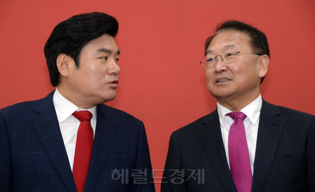 유일호(오른쪽) 경제부총리 겸 기획재정부 장관이 29일 오전 서울 여의도 국회를 찾아 새누리당 원유철 대표권한 대행 겸 원내대표와 이야기를 나누고 있다./ 안훈 기자 rosedale@heraldcorp.com 2016.04.29