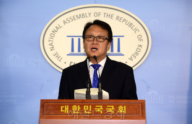 민병두 더불어민주당 의원이 29일 오후 서울 여의도 국회 정론관에서 원내대표 출마회견을 가지고 있다. 박해묵 기자/mook@heraldcorp.com