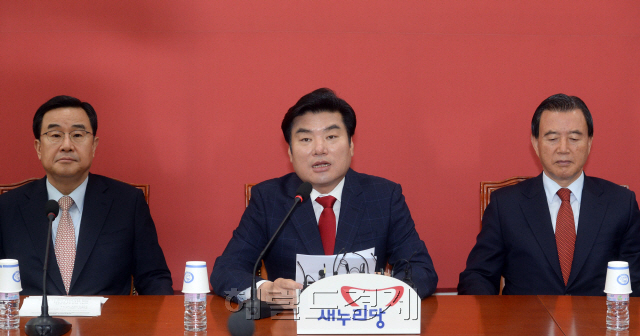 29일 오전 서울 여의도 국회에서 열린 새누리당 원내대책회의에서 원유철 대표권한 대행 겸 원내대표가 모두발언을 하고 있다./ 안훈 기자 rosedale@heraldcorp.com