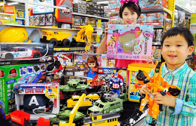 Distributors are holding special promotions for toys in time for Children’s Day. (Yonhap)