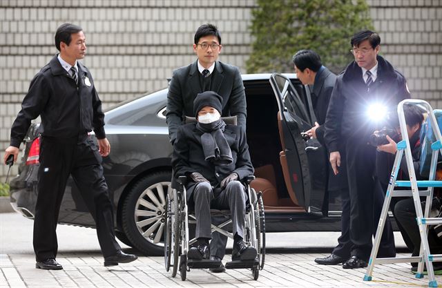 CJ Group chairman Lee Jae-hyun showed up at the Seoul High Court in a wheelchair last December. Yonhap