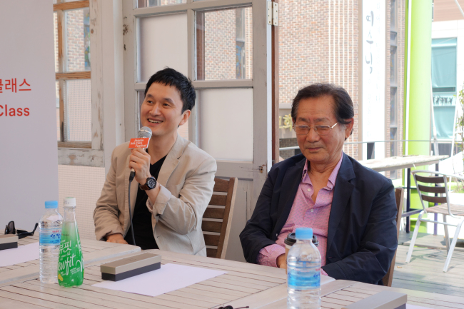 Actors Jang Hyun-sung (left) and Jeon Moo-song talk with the audience in Jeonju, North Jeolla Province on Friday. (Rumy Doo/The Korea Herald)
