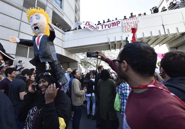 Demonstrators rally outside the California GOP Convention before US Republican Presidential candidate, businessman and television personality Donald Trump's rally campaign in Burlingame, California, USA, 29 April 2016. Trump has begun campaigning in California for the 07 June primary. (Yonhap)