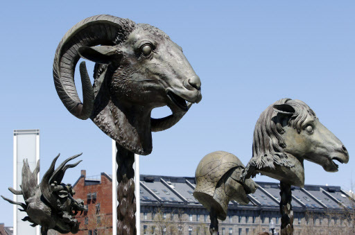 Four of 12 gigantic bronze animal heads representing the signs of the Zodiac by Chinese artist Ai Weiwei stand in a circle on the Rose Kennedy Greenway in Boston, April 27. (AP-Yonhap)