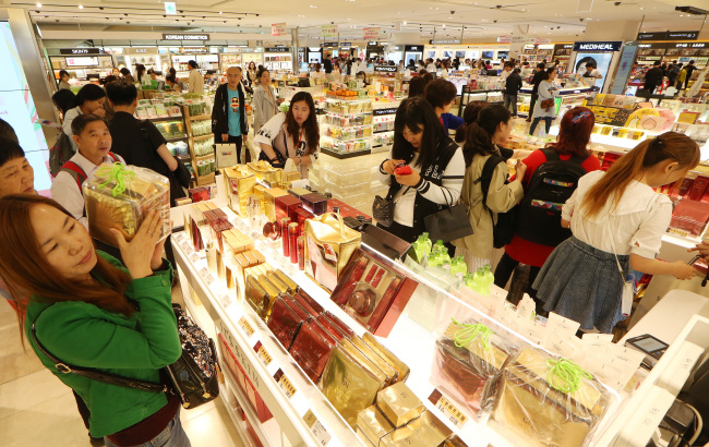 CHINESE-PACKED DUTY-FREE SHOP -- Chinese tourists shop at a major duty-free store in Seoul on Sunday morning. Around 63,000 Chinese tourists are estimated to be visiting Korea during the Chinese Labor Day holiday (April 30 - May 2). (Yonhap)
