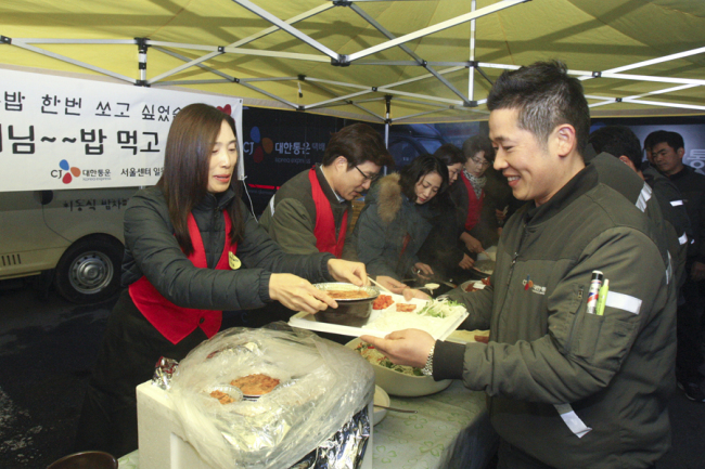 CJ대한통운은 각종 복지 프로그램을 운영하며 업계 최저수준인 택배기사 이직률 1%를 기록했다. 사진은 CJ대한통운이 운영하고 있는 ‘달려라 밥차’ 프로그램.  [사진제공=CJ대한통운]