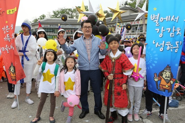 유종필 관악구청장이 축제에 참가한 주민들과 기념사진을 찍고 있다.