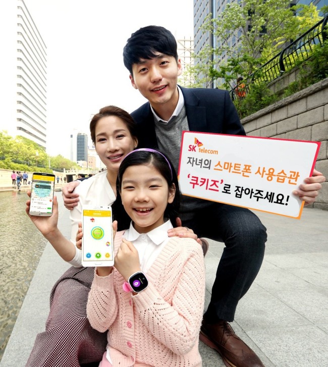 SK텔레콤은 5월 가정의 달을 맞아 초등학생을 대상으로 안전ㆍ소통ㆍ학습 기능 등을 제공하는 스마트폰 애플리케이션 ‘쿠키즈’를 3일 출시한다고 밝혔다. 쿠키즈 앱은 부모와 자녀의 스마트폰 연동을 통해 ▷자녀의 실시간 위치 확인 ▷안심존 설정 등 ‘안전ㆍ안심 기능’ ▷스마트폰 잠금과 사용현황 조회 등 자녀 스마트폰 관리 ▷자녀 할일 및 스케줄 공유 등 ‘소통 기능’ ▷아이들이 재미있게 학습할 수 있는 쿠키즈TV 등을 제공한다.   [사진제공=SK텔레콤]