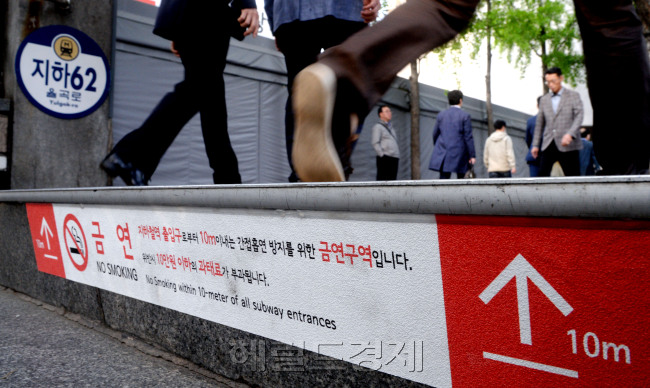 서울시가 5월 1일부터 지하철역 인근 10m를 금연구역으로 설정하자, 대체로 수긍하면서도 실효성엔 의문을 표하는 이들이 적지 않다. 사진은 2일 오전 안국역 주변 금연구역 안내 전경. 박현구 기자/phko@heraldcorp.com