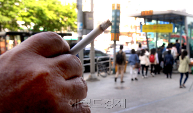 서울시가 5월 1일부터 지하철역 인근 10m를 금연구역으로 설정하자, 대체로 수긍하면서도 실효성엔 의문을 표하는 이들이 적지 않다. 사진은 2일 오전 사당역 주변 금연구역 전경.   박현구 기자/phko@heraldcorp.com