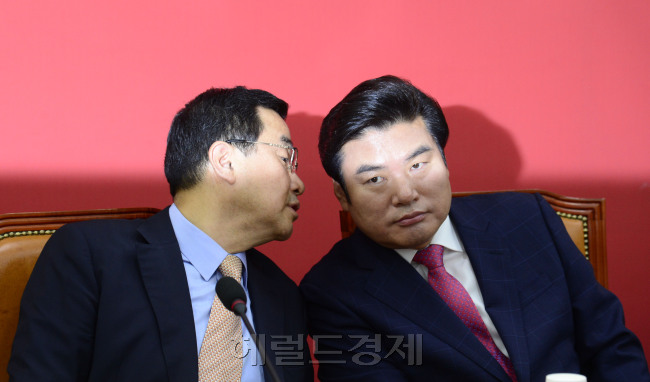 원유철 새누리당 대표권한 대행 겸 원내대표(오른쪽)가 2일 오전 서울 여의도 국회에서 열린 원내대책회의에서 김정훈 정책위의장과 이야기를 나누고 있다. 원 원내대표는 임기 마지막 회의를 주재한 이날, 평소와 달리 회의실 백드롭에는 아무 메시지도 없었다.  박해묵 기자/mook@