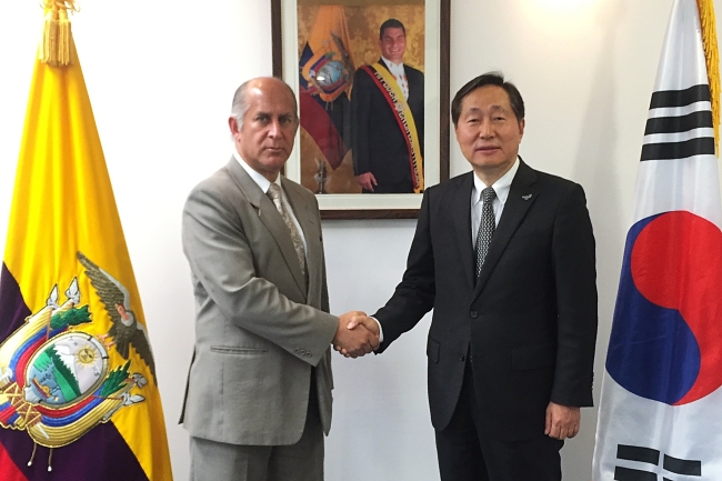 AID FOR ECUADOR EARTHQUAKE — Dongwon Industries CEO Lee Myoung-woo (right) delivers $150,000 to the Ecuadorian ambassador to Korea Oscar Herrera Gilbert in Seoul on Monday. Dongwon is delivering the funds to aid relief efforts to help those affected by a 7.8-magintude earthquake that hit Ecuador on Apr.16. (Dongwon Group)