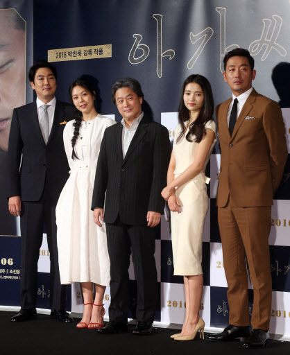 From left: Actor Cho Jin-woong, actress Kim Min-hee, film director Park Chan-wook, actress Kim Tae-ri, and actor Ha Jung-woo pose at a press conference for “The Handmaiden” held at Westin Chosun Seoul on Monday. (Yonhap)