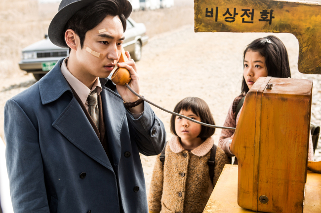 Hong Gil-dong (left), played by Lee Je-hoon, makes a phone call in “Phantom Detective.” (CJ E&M)