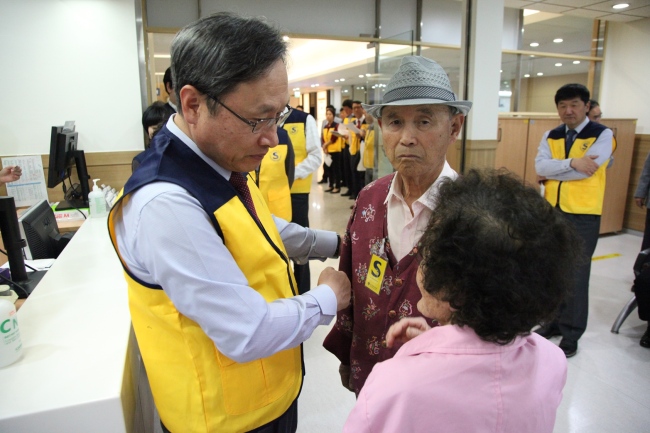 한설희 건국대병원 병원장이 신경과 외래에서 80세 이상 노인 환자에게 ‘시니어’ 뱃지를 달아주고 있다. 건국대병원은 시니어 친화 병원 사업의 일환으로 5월 2일부터 진료 전 과정에 노인 특화 시스템을 도입했다.[사진제공=건국대병원]
한설희 건국대병원 병원장이 신경과 외래에서 80세 이상 노인 환자에게 ‘시니어’ 뱃지를 달아주고 있다. 건국대병원은 시니어 친화 병원 사업의 일환으로 5월 2일부터 진료 전 과정에 노인 특화 시스템을 도입했다.[사진제공=건국대병원]