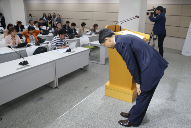 Lee Jin-seog, the director general of academic research affairs and financial aid at the Education Ministry, bows after announcing the results of its survey on law schools’ admission processes on Monday. (Yonhap)
　