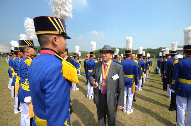 The Army Academy's cadets have conversation with their alumi at the school's graduating ceremony. Yonhap