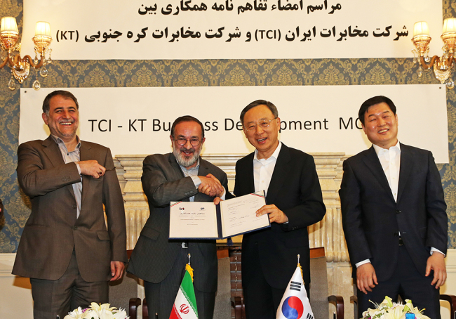 황창규(오른쪽) KT회장과 바랏 간바리 TCI 의장이 MOU 체결 후 악수하고 있다.