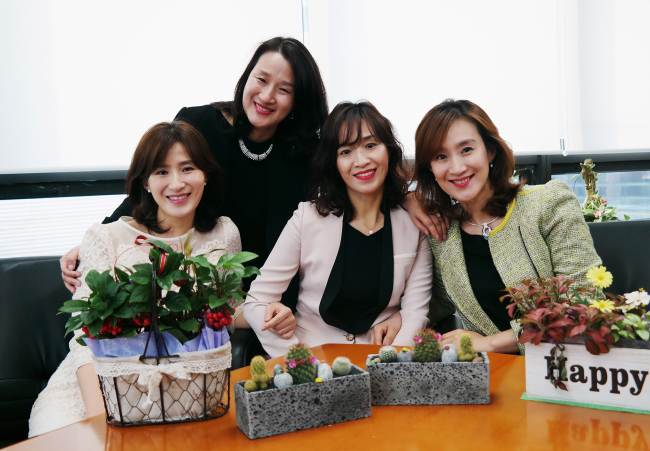 미래에셋생명 강남제우스지점에서 FC로 함께 일하는 (왼쪽부터) 이수임(43), 관희(49), 수미(45), 홍연(47) 씨 네 자매.