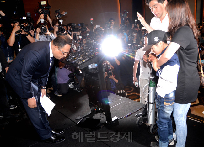 아타 울라시드 사프달 옥시 한국법인 대표가 2일 오전 서울 여의도에서 기자회견을 열고 가습기 피해자와 유족들에게 허리숙여 사과하고 있다. 박현구 기자/phko@heraldcorp.com