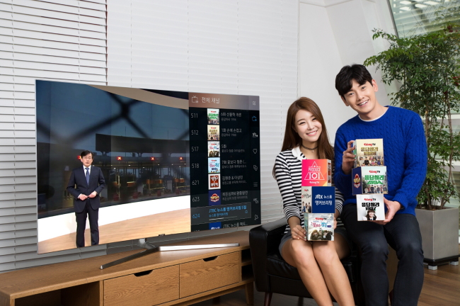삼성전자가 스마트 TV 가상 채널 서비스 ‘TV PLUS’에 예능부터 시사와 뉴스까지 신규 채널을 추가하며 사용자들에게 한층 더 풍성한 콘텐츠를 제공한다. ‘TV PLUS’는 CJ E&M과 EBS, JTBC 등이 제공하는 프로그램들을 스마트 TV에서 앱을 이용해 24시간 무료로 즐길 수 있는 서비스다. 그동안 삼성전자는 ‘꽃보다 청춘’과 ‘냉장고를 부탁해’ 등 주로 드라마와 예능 위주의 콘텐츠를 제공해 왔다. 삼성전자는 이번 개편에서 CJ E&M의 ‘응답하라 1988’, JTBC 뉴스룸의 ‘팩트체크’와 ‘앵커브리핑’ 등 예능부터 시사, 뉴스 채널까지 새롭게 추가하며 더욱 다양한 프로그램을 제공한다.
최정호 기자/choijh@heraldcorp.com