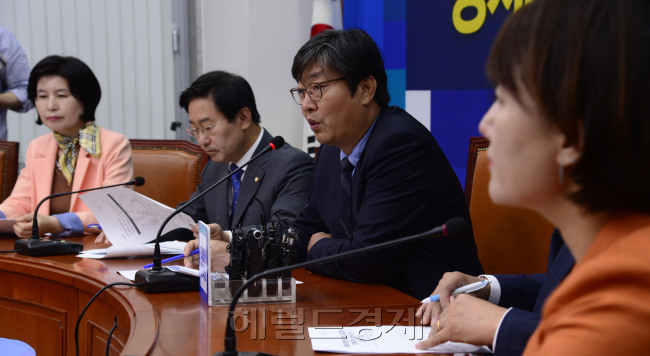 이춘석 더불어민주당 ‘보수단체 불법 자금지원 의혹 규명 진상조사 태스크포스(TF)’ 위원장이 3일 오전 서울 여의도 국회에서 열린 2차회의에서 모두발언을 하고 있다. 박해묵 기자/mook@heraldcorp.com