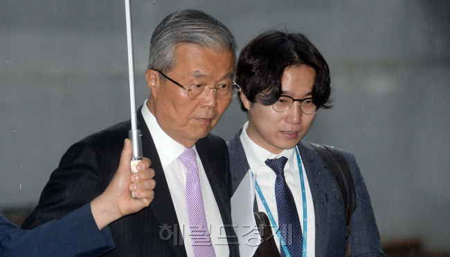 김종인 더불어민주당 비상대책위원회 대표가 3일 오전 서울 구기동 자택을 나서며 본지 기자와 만나고 있다.
안훈 기자/rosedale@heraldcorp.com