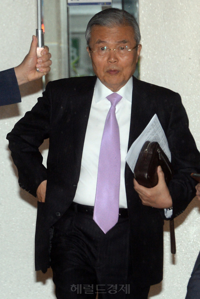 김종인 더불어민주당 비상대책위원회 대표가 3일 오전 서울 구기동 자택을 나서며 본지 기자와 만나고 있다./ 안훈 기자 rosedale@heraldcorp.com