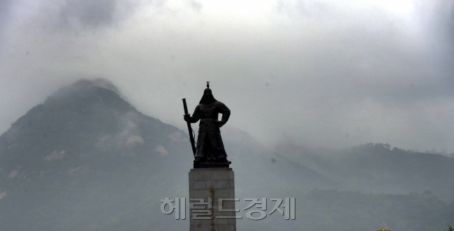 전국적으로 돌풍을 동반한 비가 내리고 있다. 비는 오늘 낮 서쪽 지방을 시작으로 밤에 대부분 그칠 전망이다. 다만 바람은 4일까지 강하게 불 것으로 기상청은 전망했다. 3일 오전 비 구름으로 잔뜩 찌푸린 서울 도심.  정희조 기자/checho@heraldcorp.com
