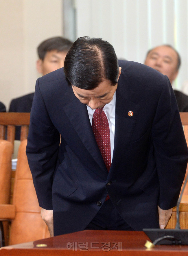 한민구 국방부 장관이 3일 오전 열린 국회 국방위원회 전체회의에 참석하며 위원들에게 인사하고 있다. [사진=안훈 기자/rosedale@heraldcorp.com]